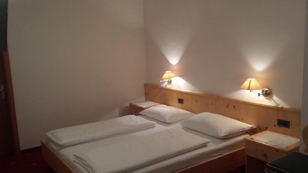 Hotel Garni Gardena - Appartments Santa Cristina Val Gardena Room photo